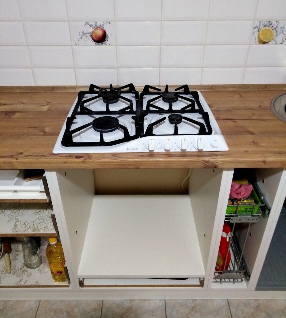 Кухонный гарнитур со встроенной газовой панелью