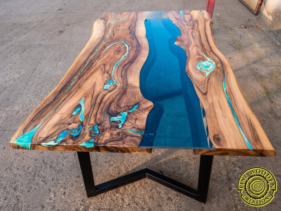 Деревянный стол с эпоксидной смолой и подсветкой