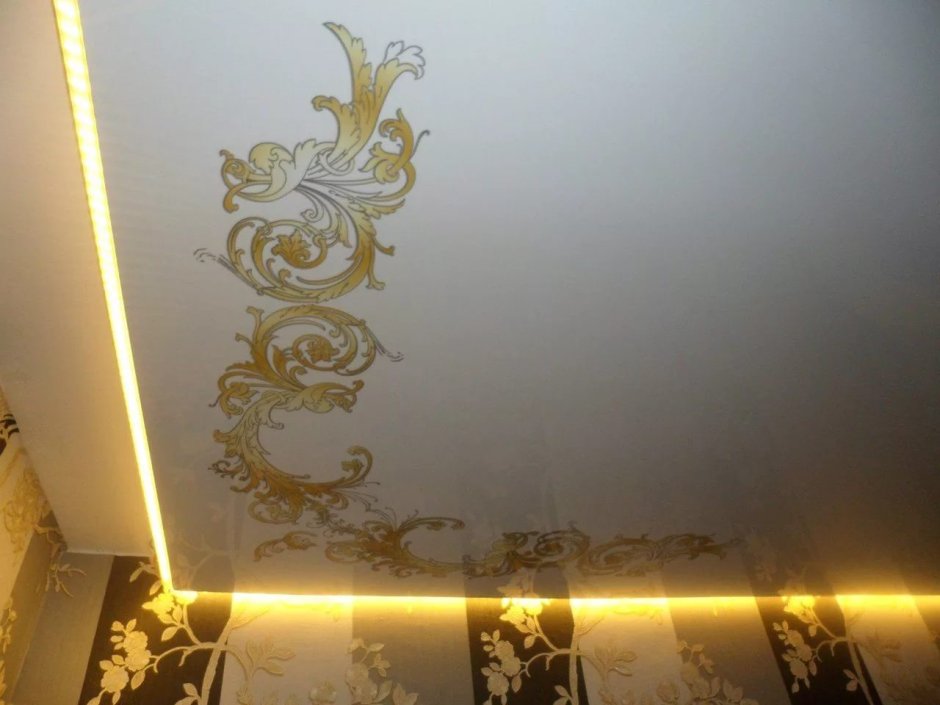 Натяжной потолок с золотыми узорами