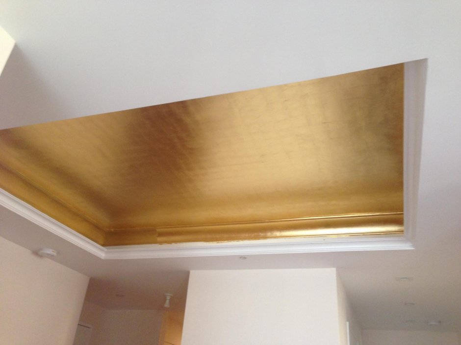 Золотой натяжной потолок