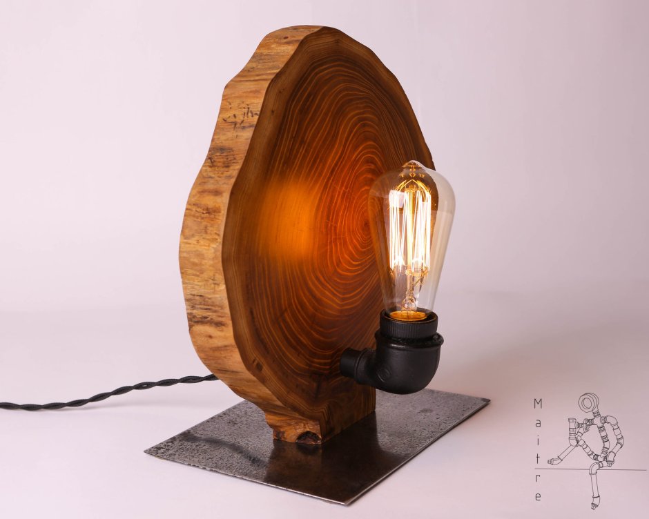 Настольная лампа из дерева