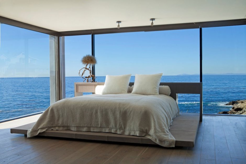 Дом с панорамными окнами с видом на море