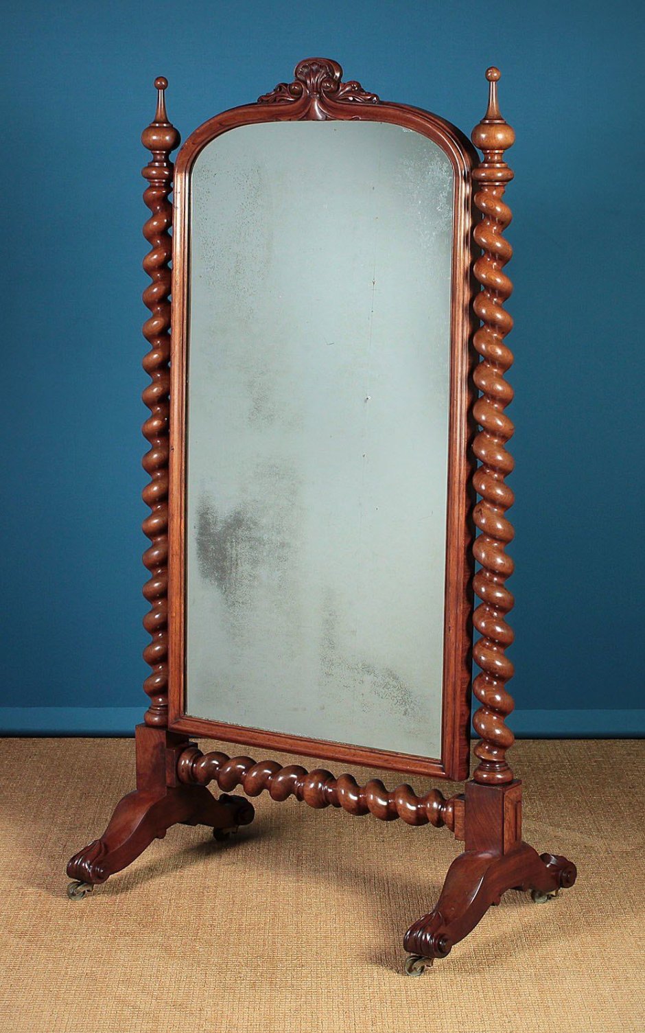 Старинное напольное зеркало
