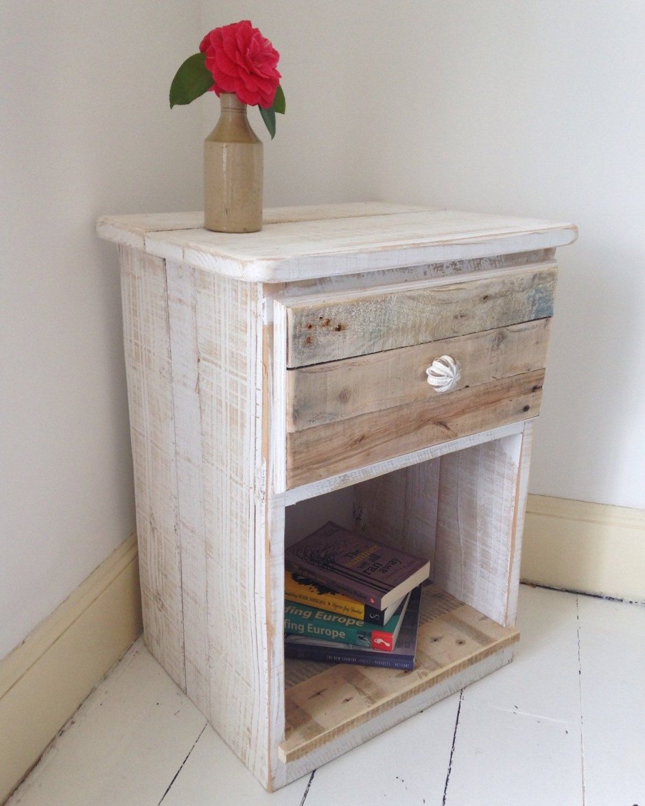 Прикроватные тумбочки из поддонов