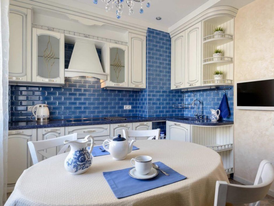 Белая кухня с синим фартуком