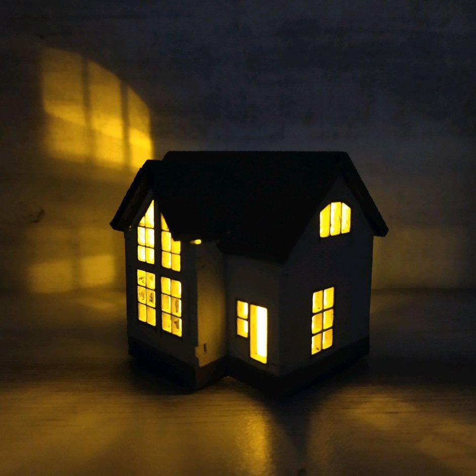 Деревянный домик ночник