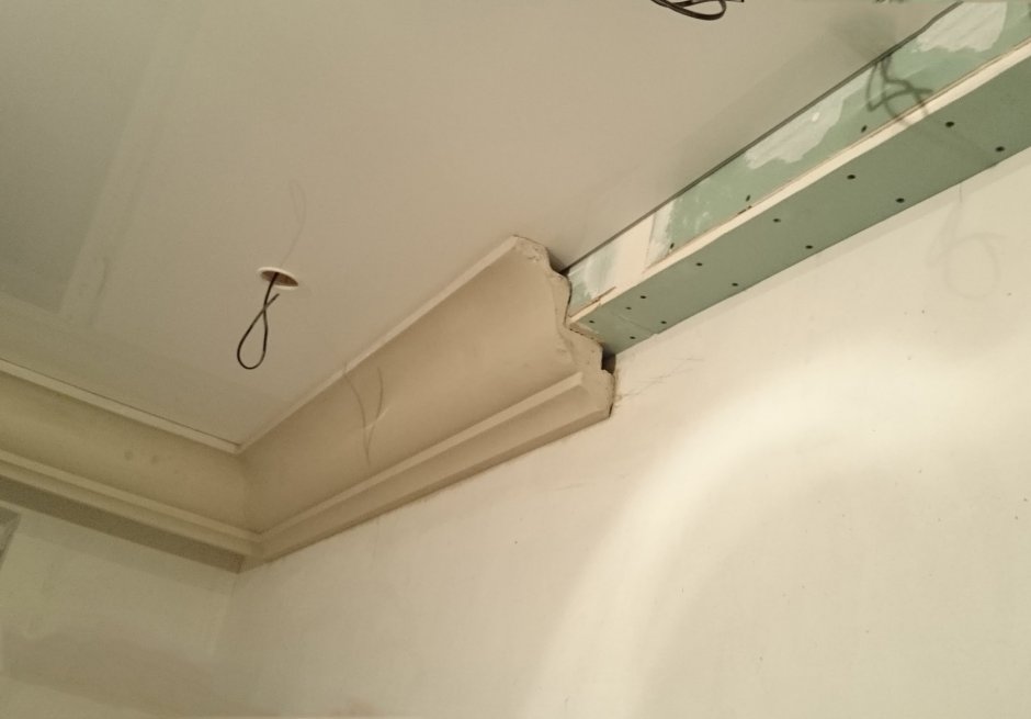 Подвесной потолок с коробом