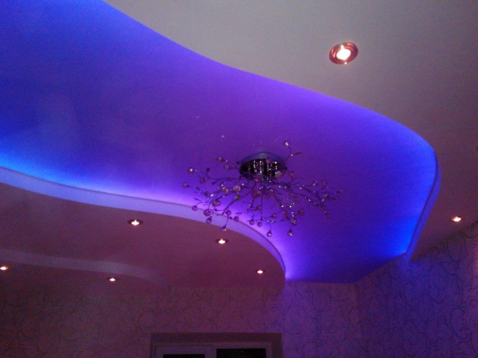 Натяжной потолок с цветной подсветкой