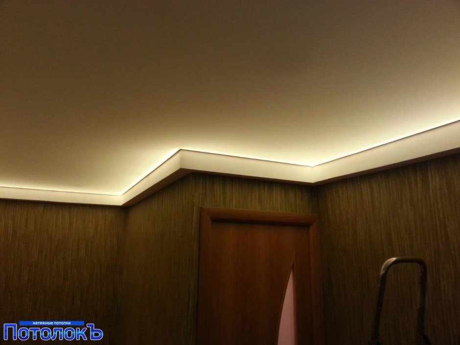 Натяжной потолок со скрытой подсветкой