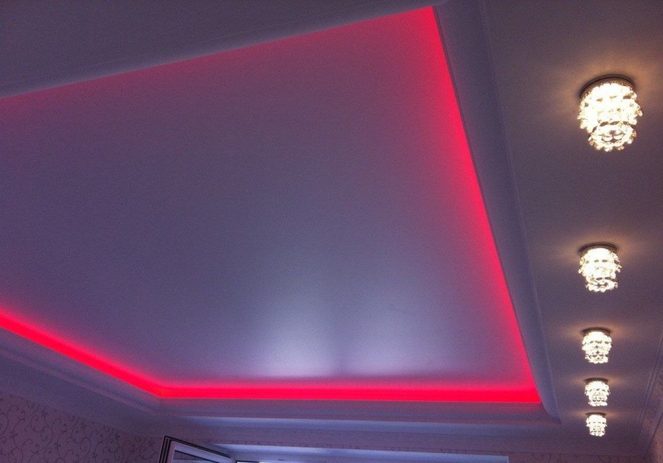 Глянцевый потолок с подсветкой
