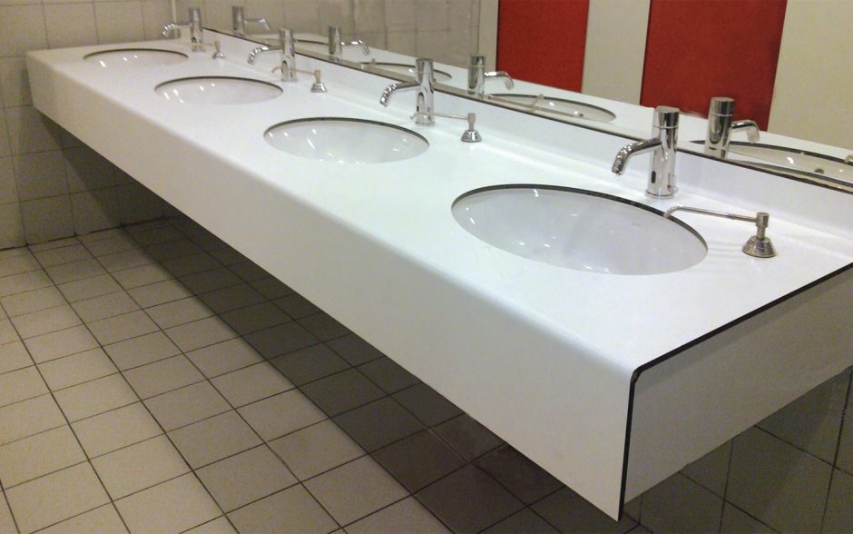 Раковины в общественном туалете