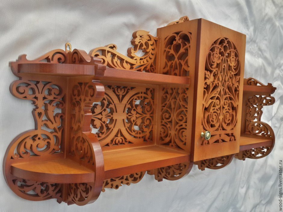 Резная полка из дерева