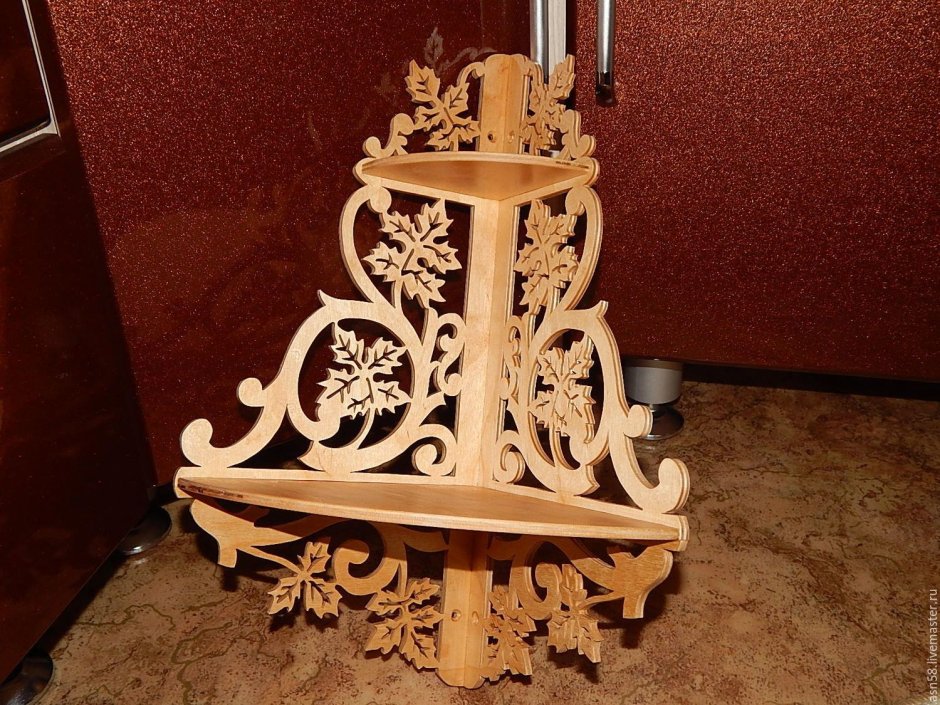 Полка угловая резная