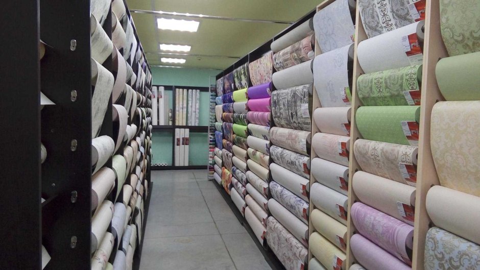 Поклеить обои в зале