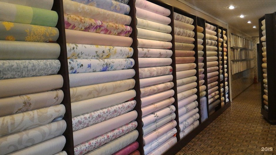 Оклеивание стен обоями