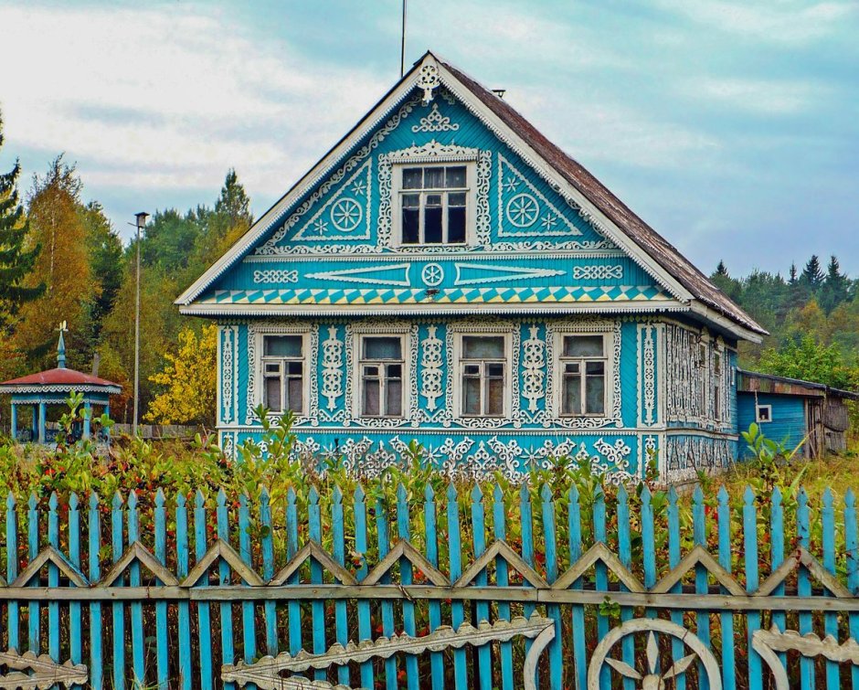 Красивый деревянный дом в деревне