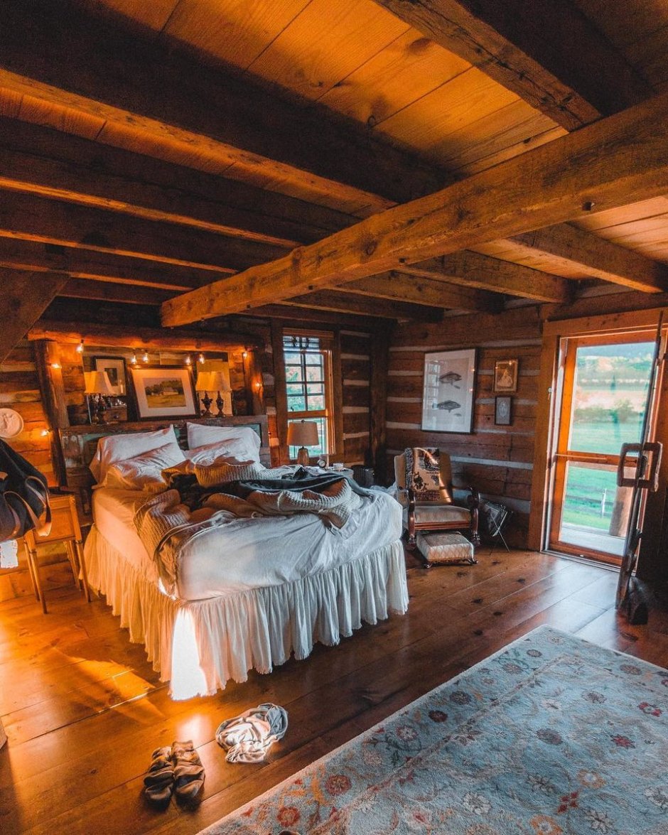 Необычный интерьер деревянного дома