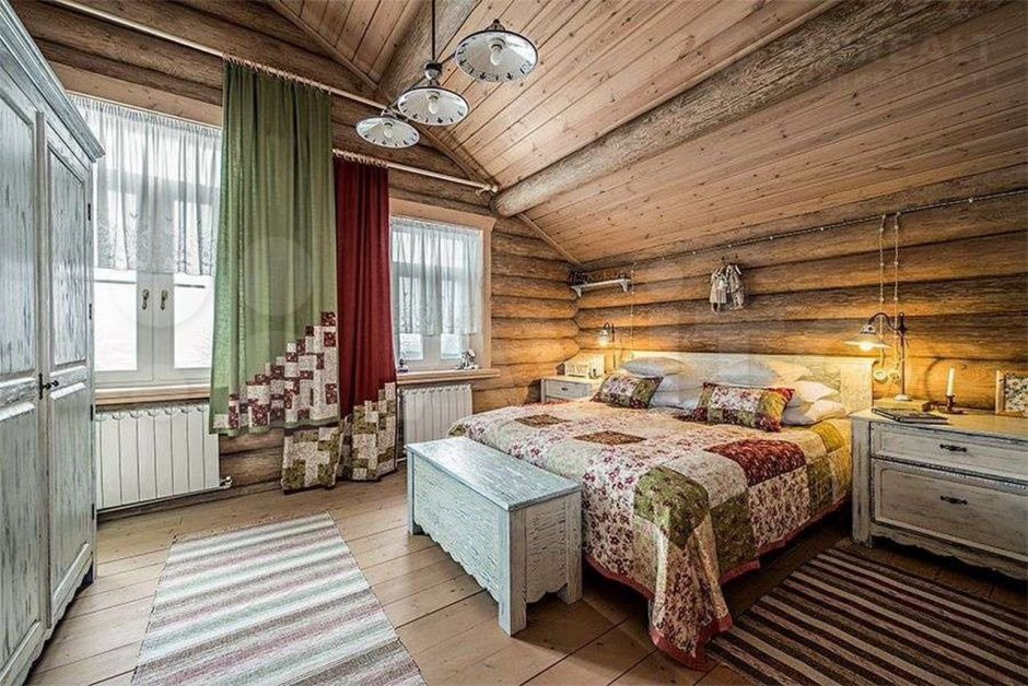 Спальня в доме из бревна