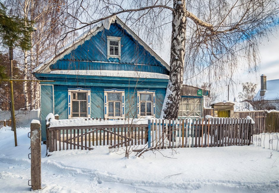 Голубой деревенский дом