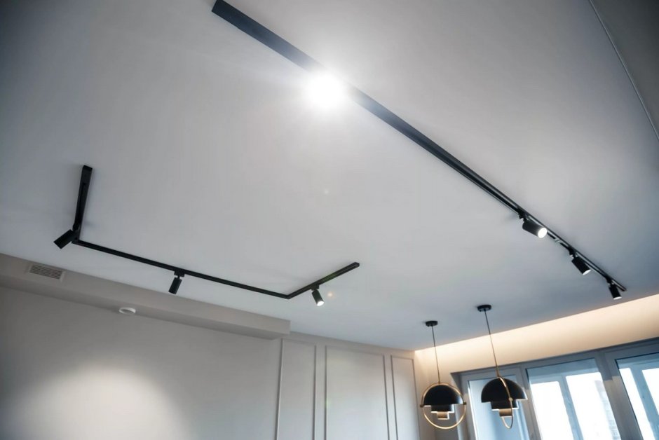 Трековые светильники на натяжном потолке в интерьере