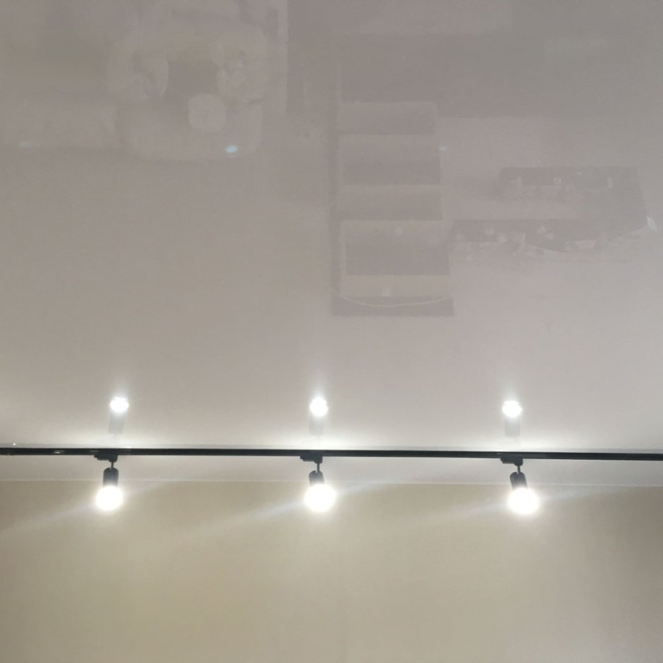 Трековые светильники на белом натяжном потолке