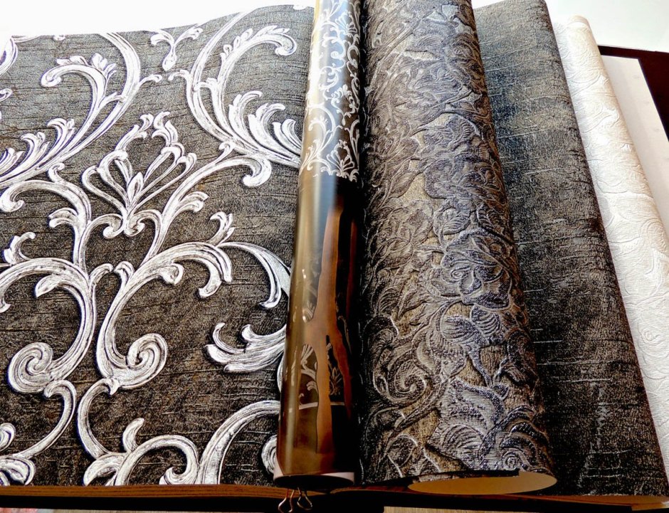 Обои Роберто Кавалли в интерьере прихожей