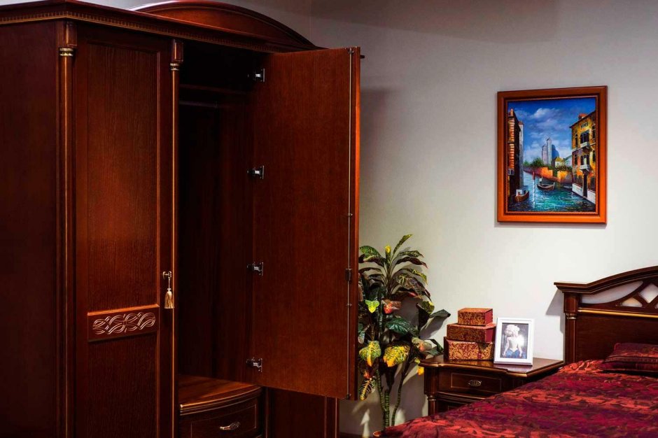 Шкафы цвет махагон