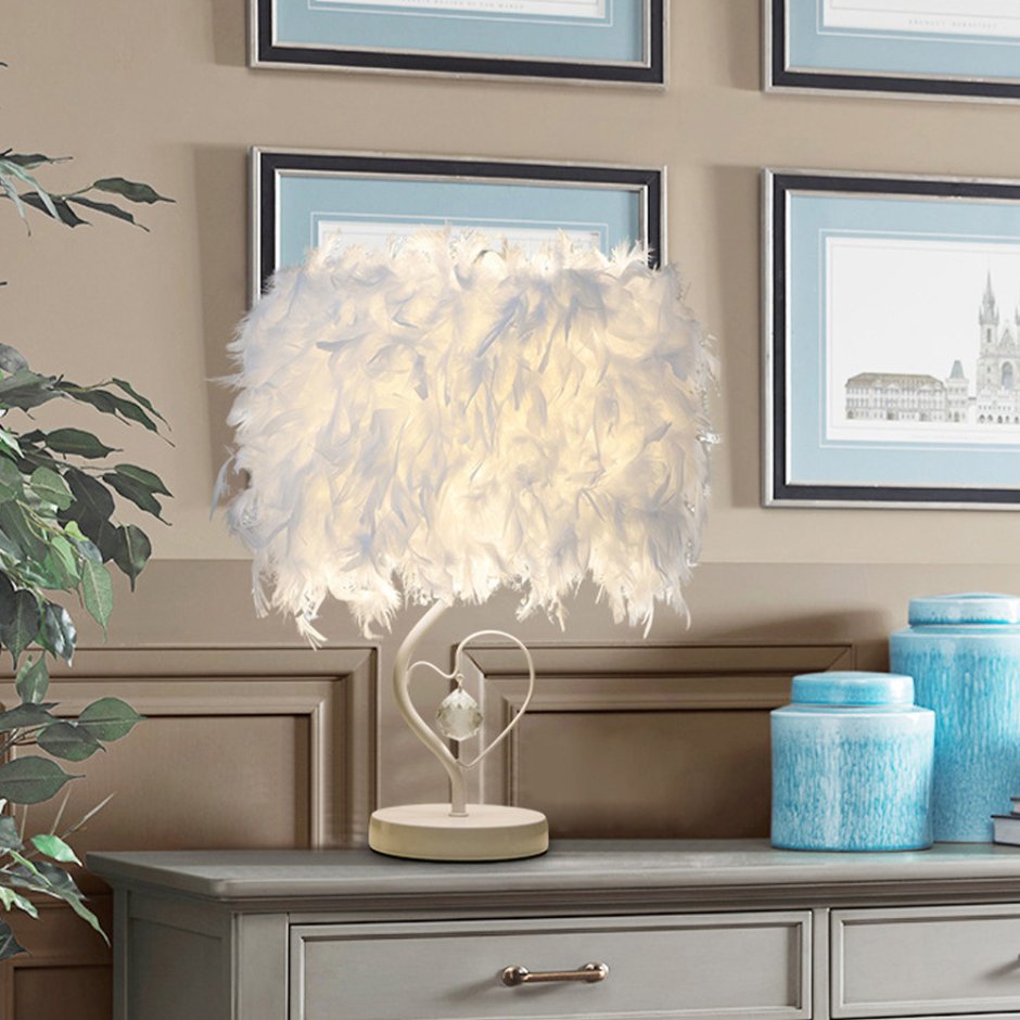 Настольная лампа из перьев