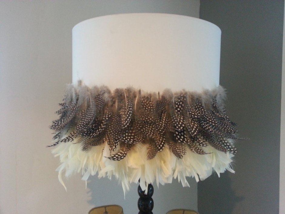 Абажур украшенный перьями