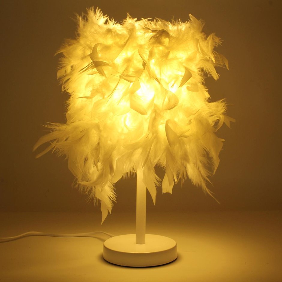 Настольная лампа из белых перьев