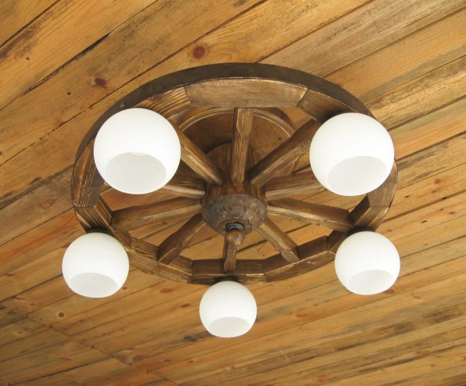 Люстра колесо самодельная в интерьере