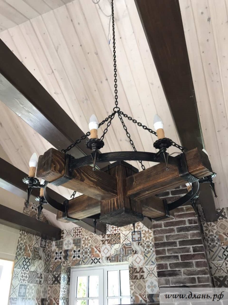Люстры для загородного деревянного