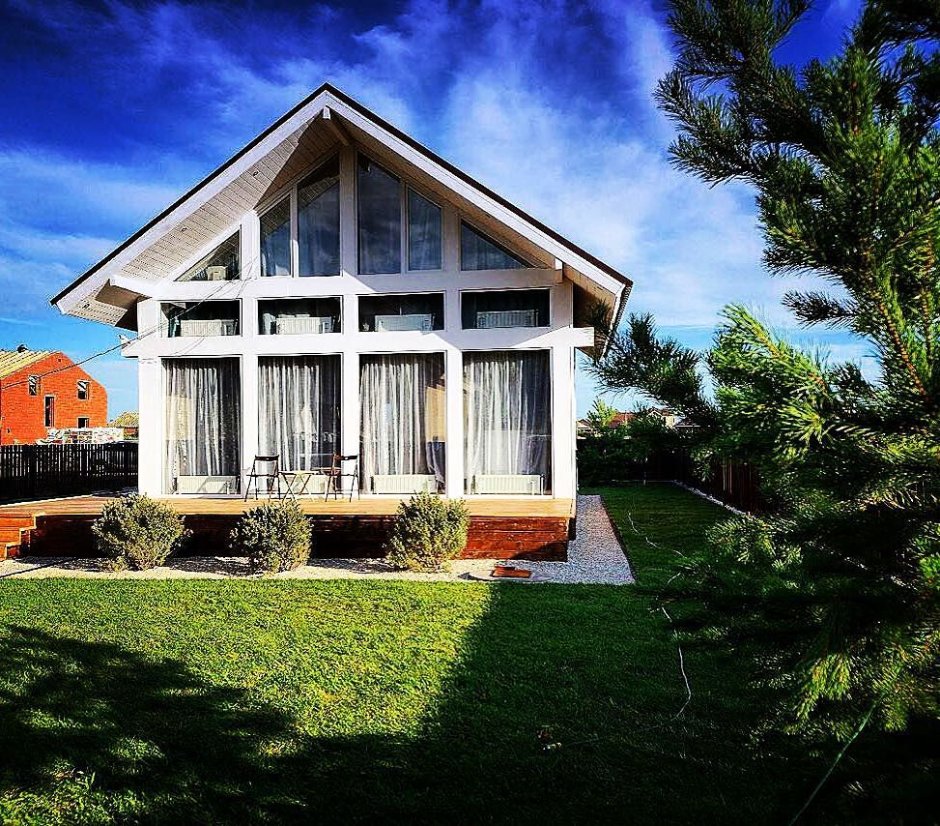 Каркасный дом с витражными окнами