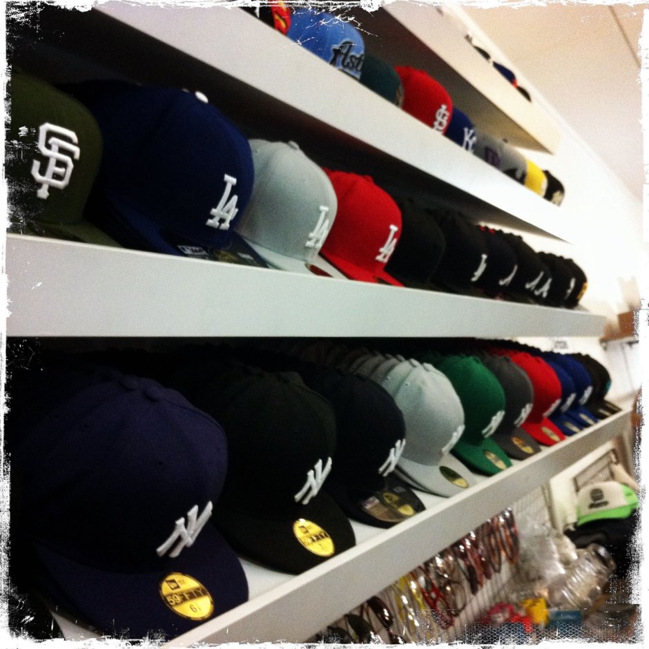 Идея витрина для кепок