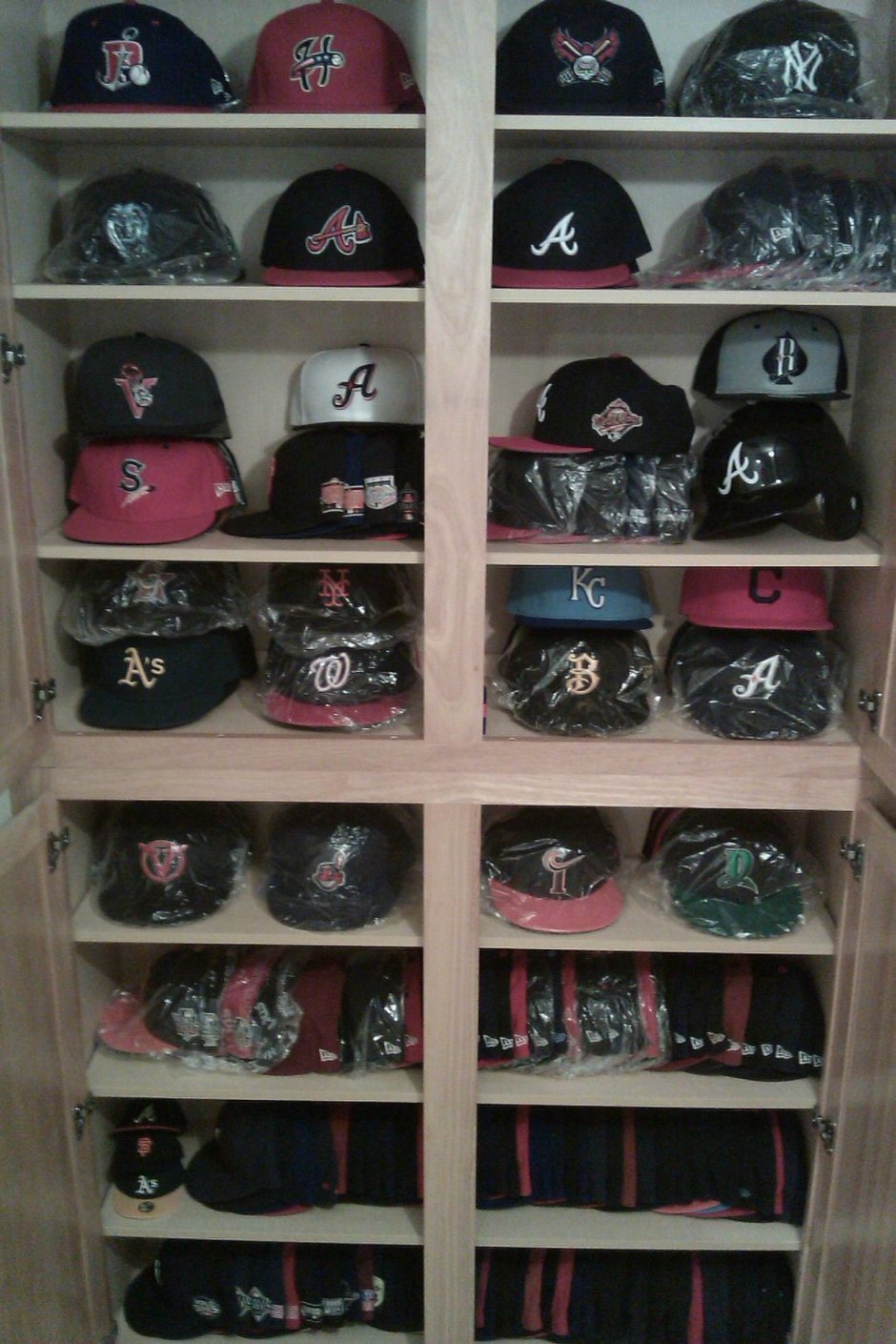 Витрина для кепок