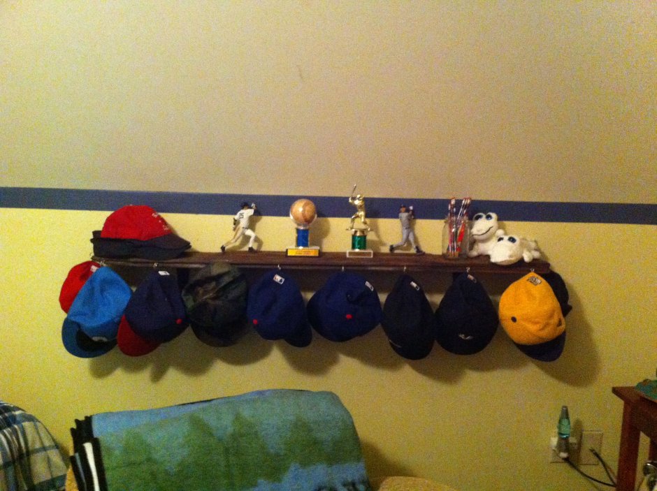 Полка для кепок своими руками