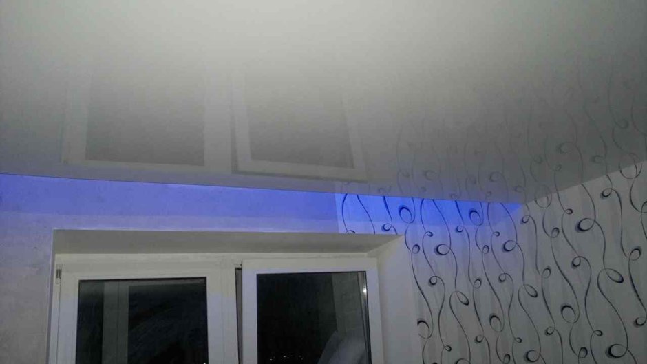 Натяжной потолок с подсветкой у окна
