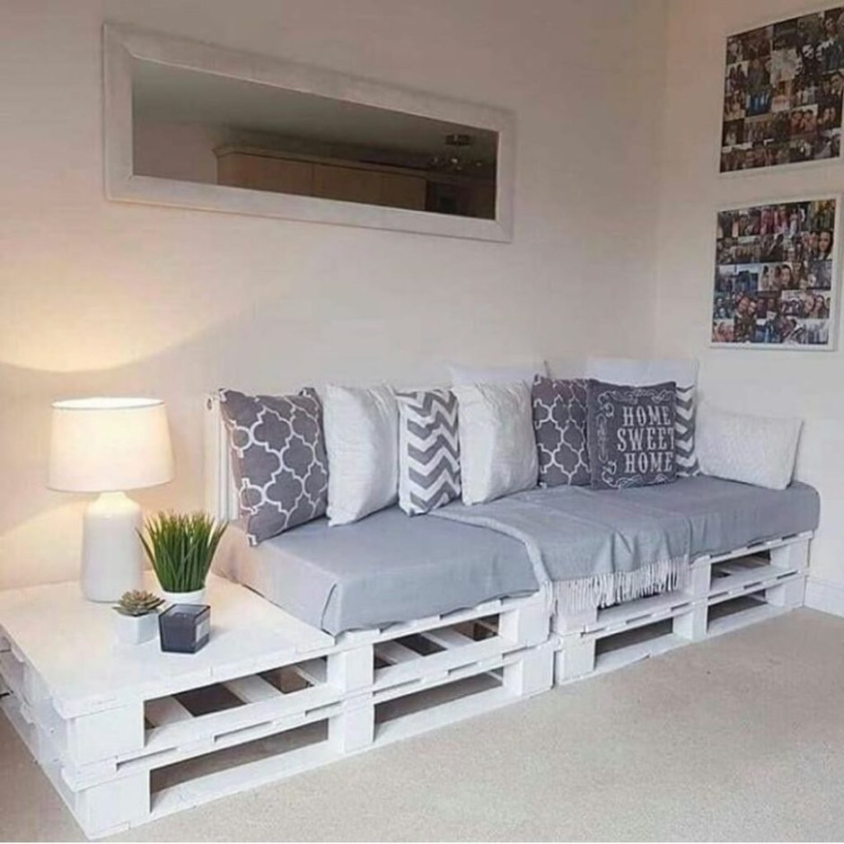 Диван на деревянном каркасе с подушками