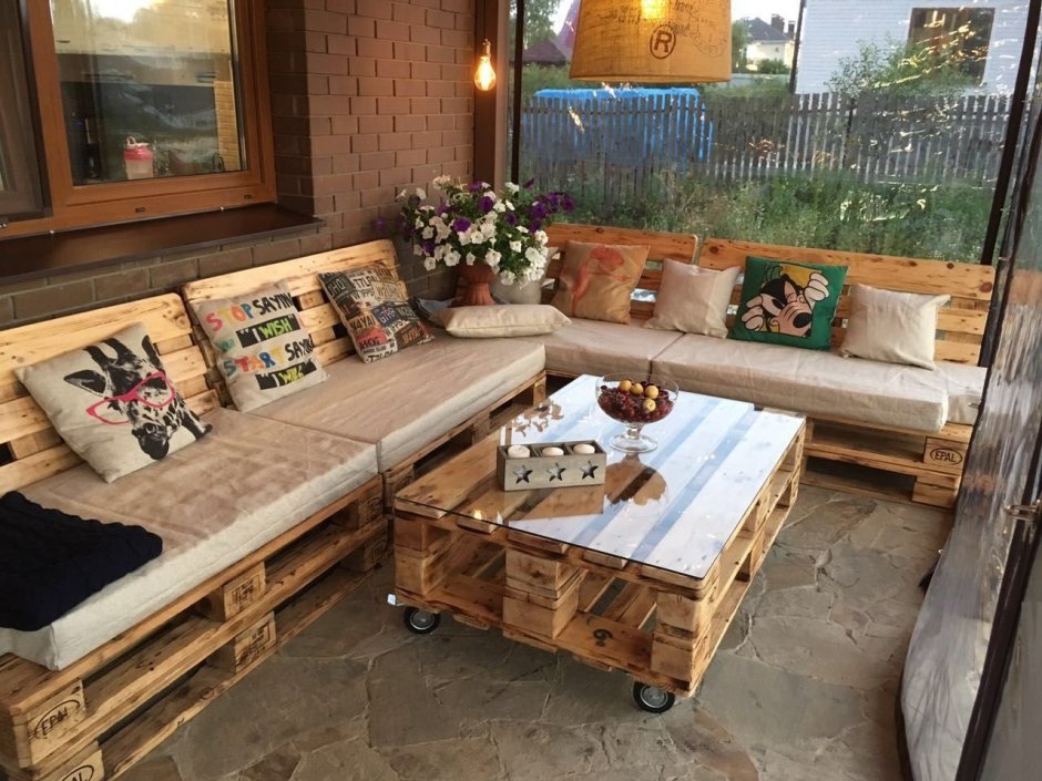 Диван из деревянных паллетов