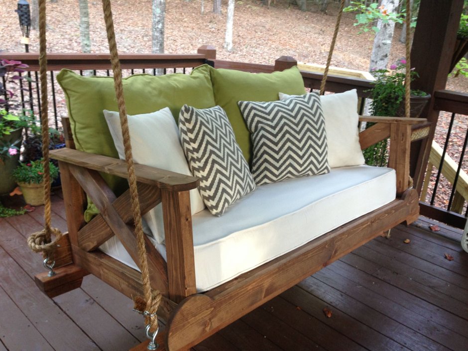 Деревянные диваны с подушками для террасы