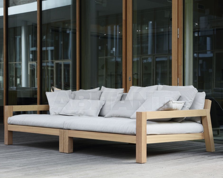 Деревянные скамейки с подушками
