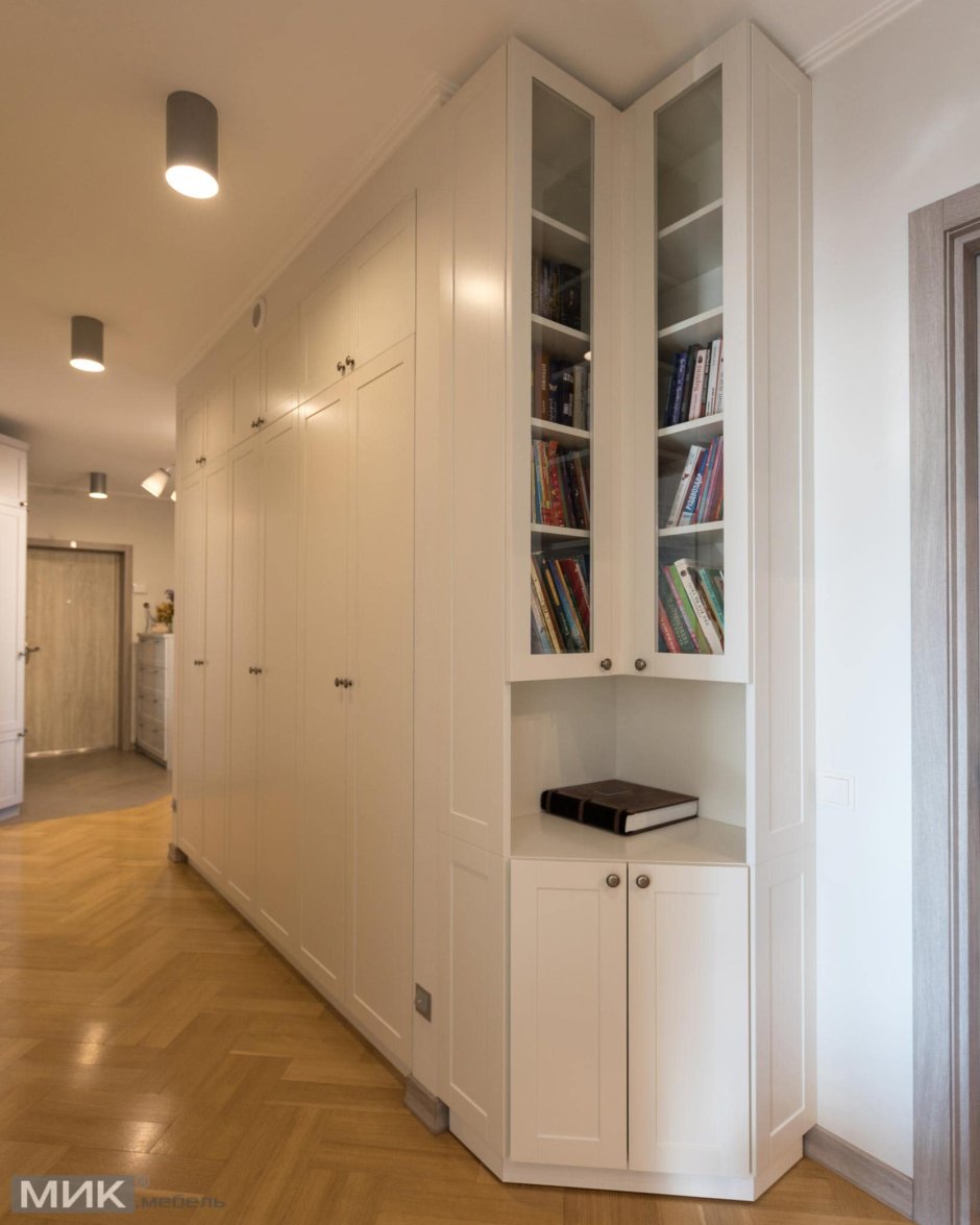 Торец шкафа в прихожей