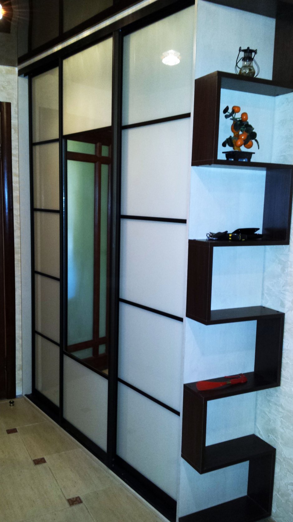 Шкаф купе с полочками сбоку