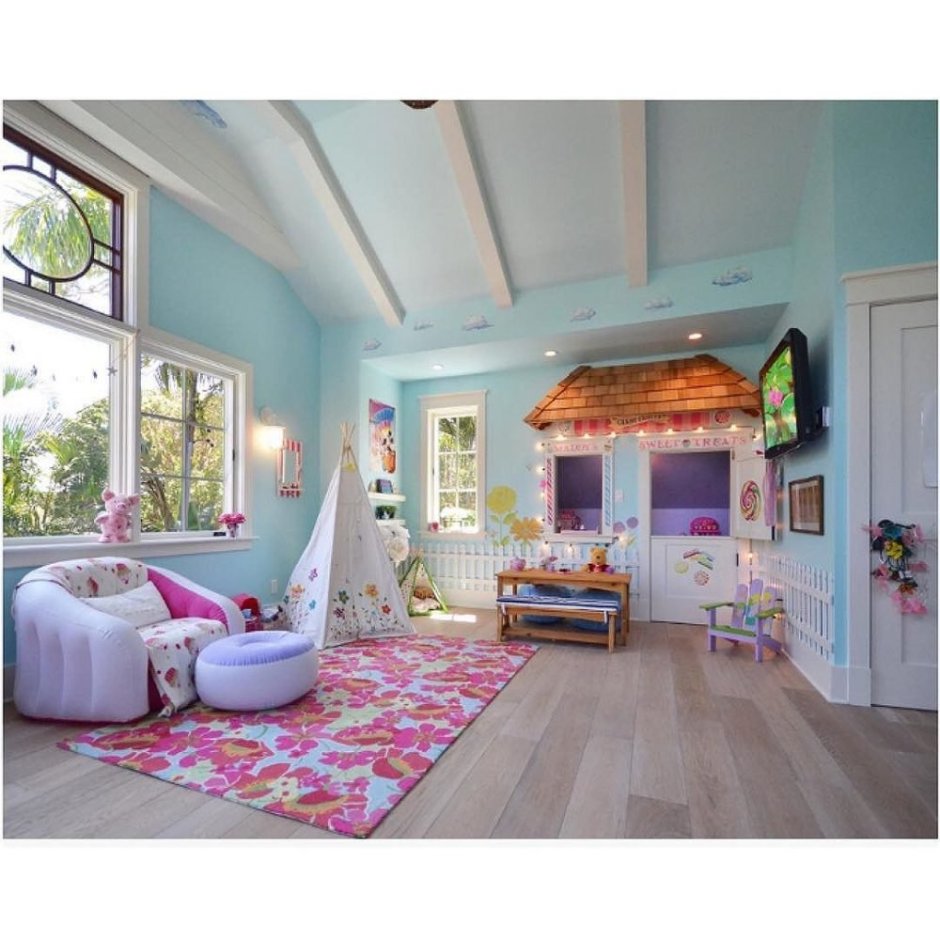 Просторная детская комната для девочки