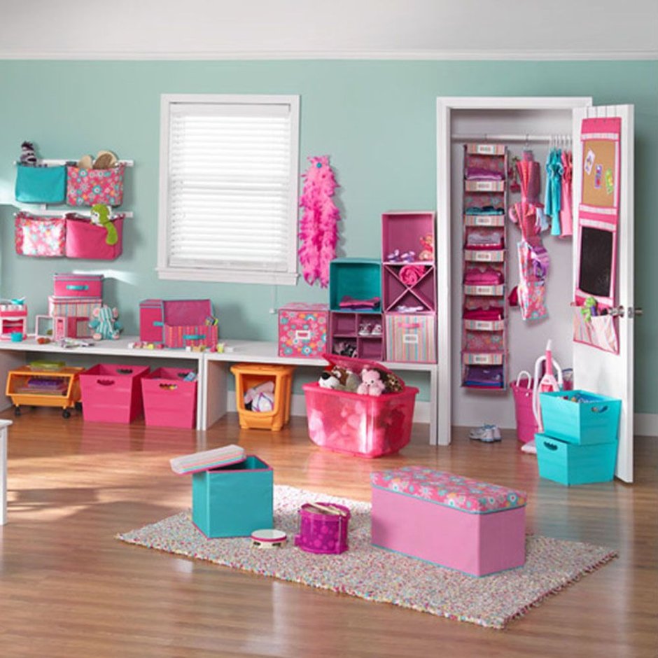 Детские игрушки в комнате