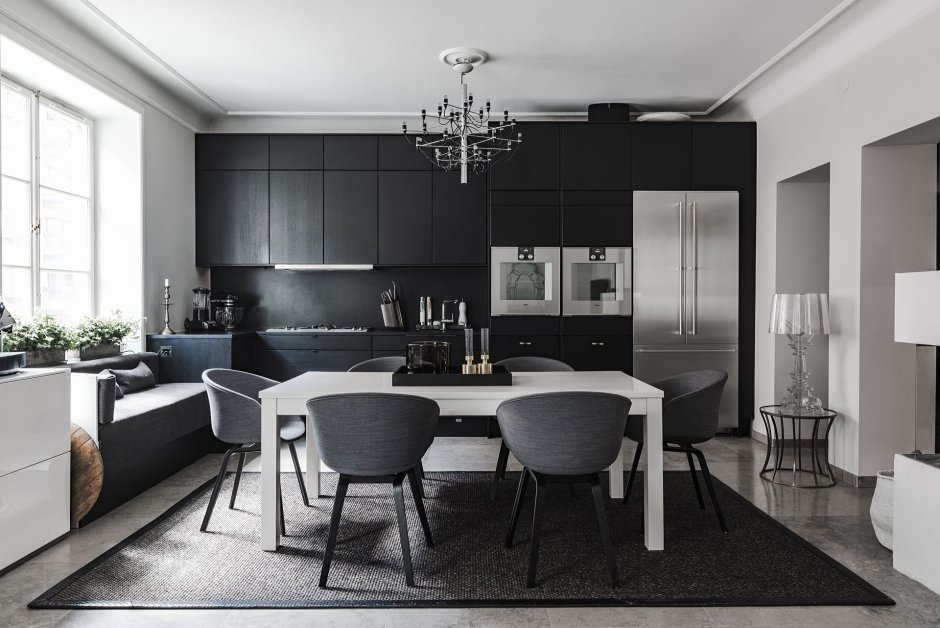 Дизайн белой кухни с черным столом
