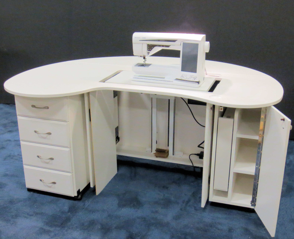 Компьютер с швейной машиной стол