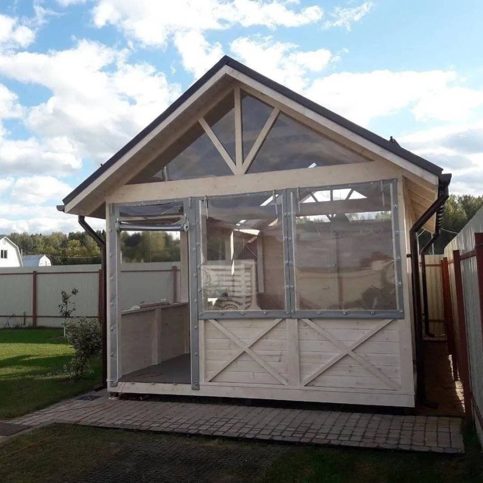 Застекленнаябеседка с двускатной крвшей