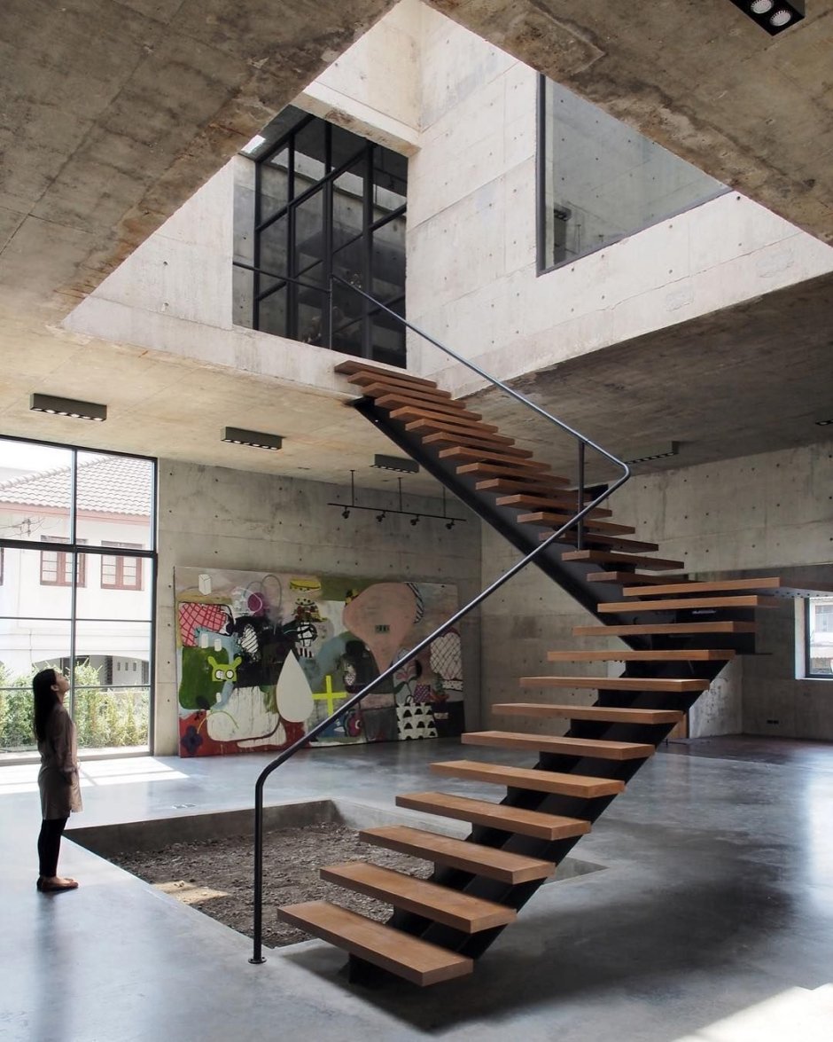 Надписи на ступенях лестницы