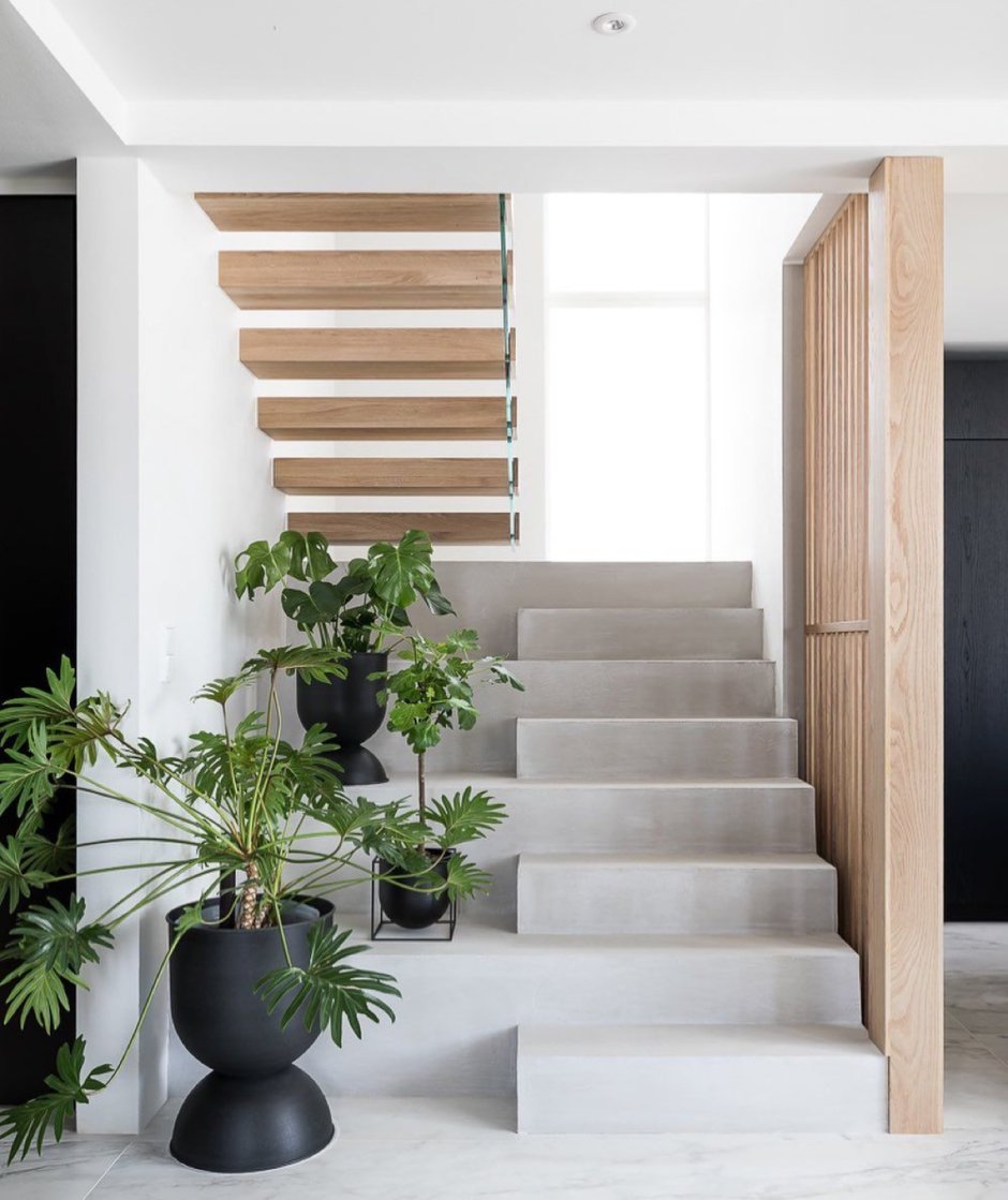 Поднимает девушку по лестнице